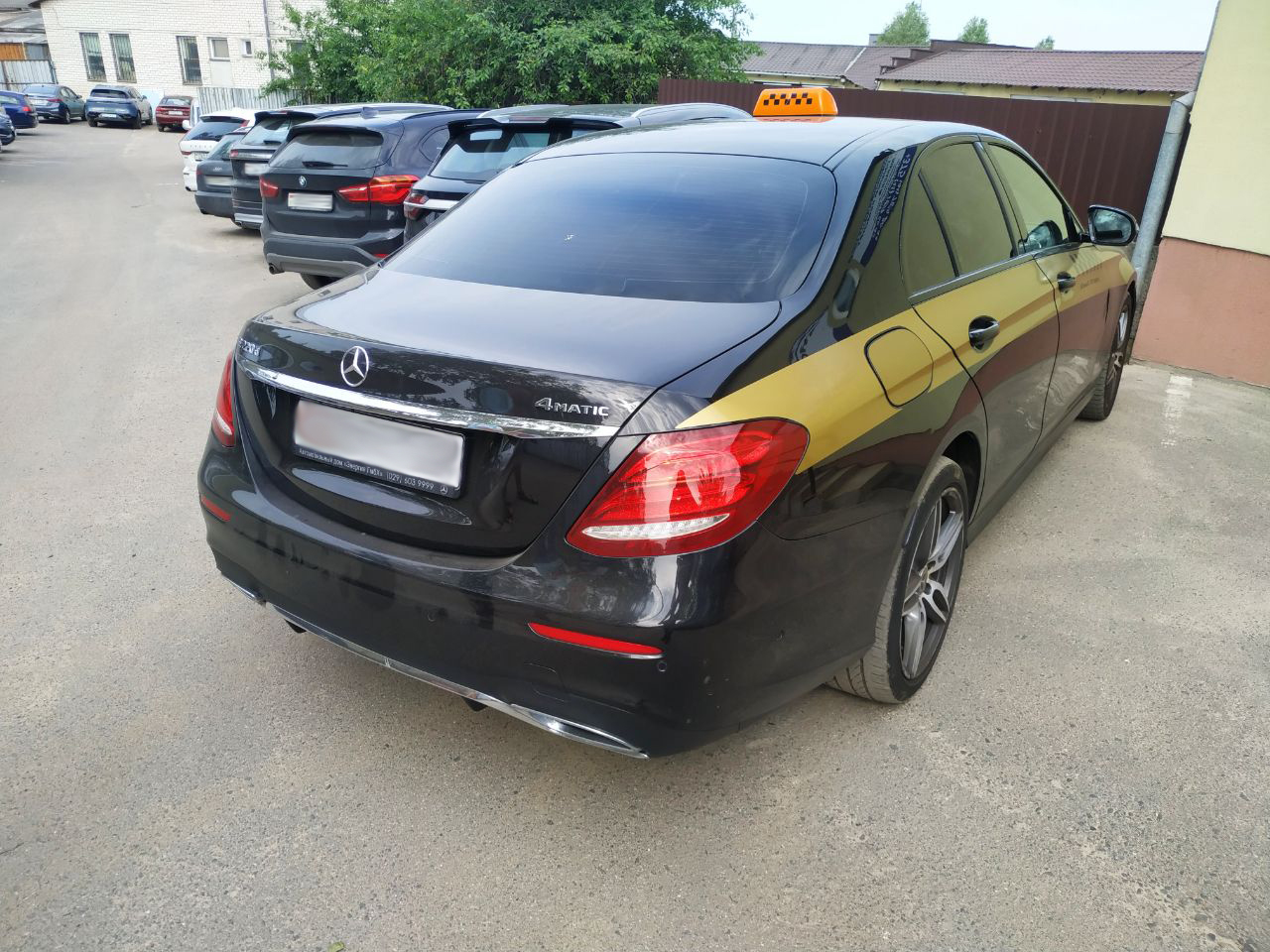 Поцарапаный Mercedes E 220 4Matic 2.2 дизель 2019 года сзади
