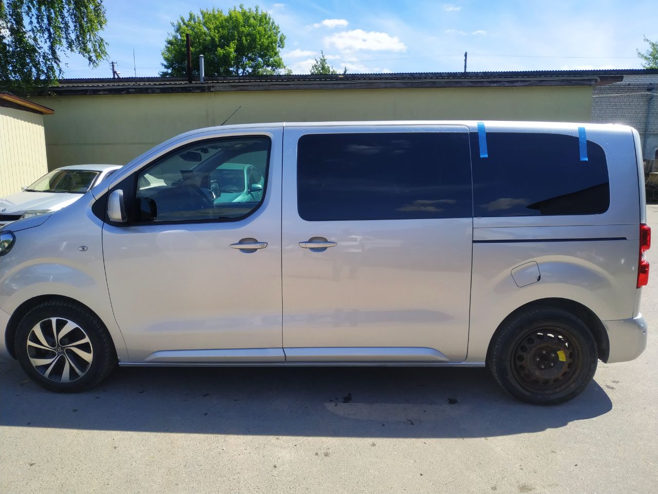 Citroen Jumpy 2.0 дизель 2019 года после ремонта сбоку