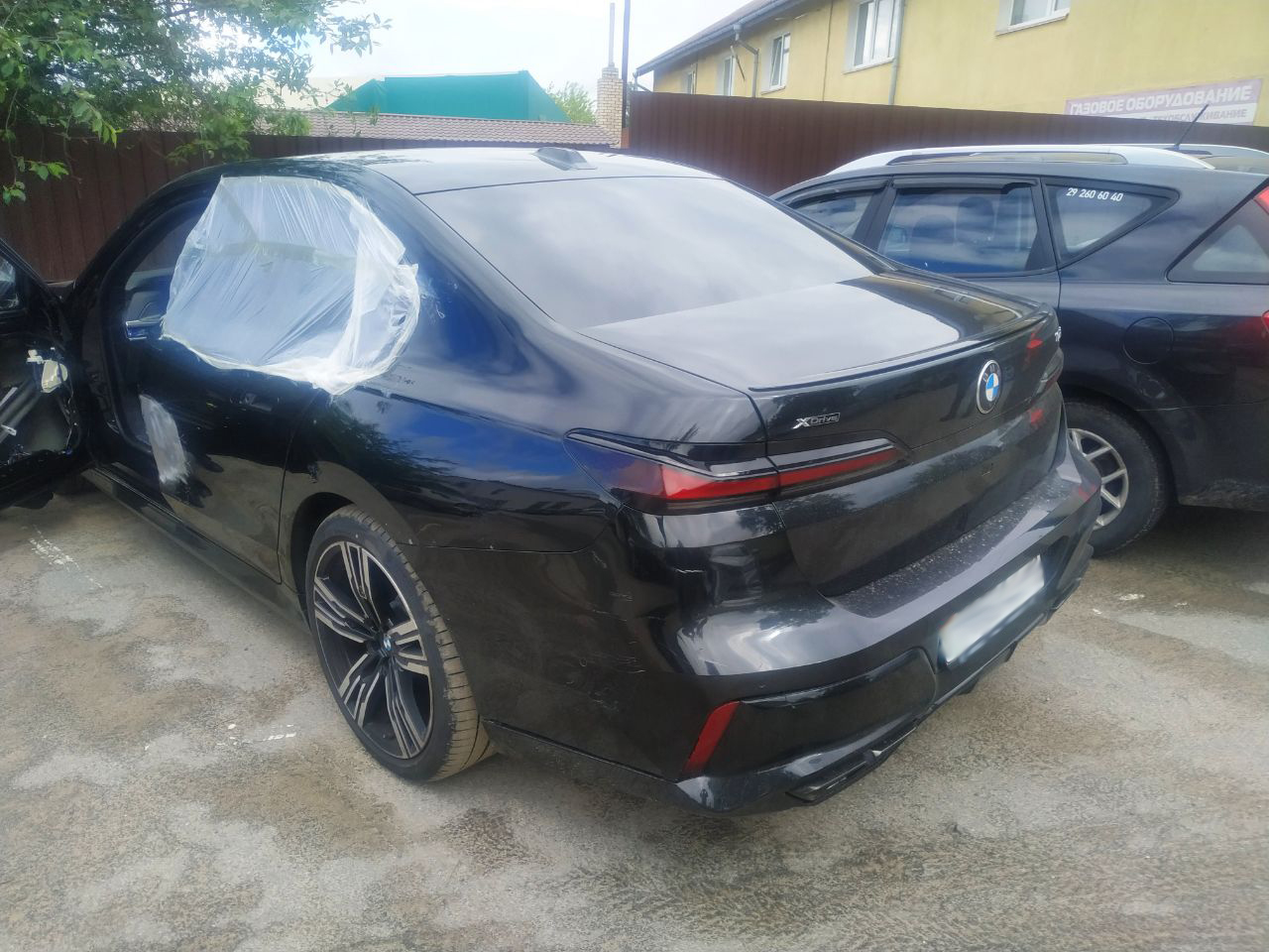 До ремонта задняя часть BMW 760e xDrive G70