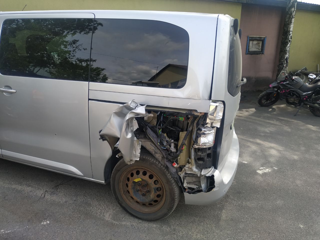 Поврежден левый бок сзади Citroen Jumpy 2.0 дизель 2019 года