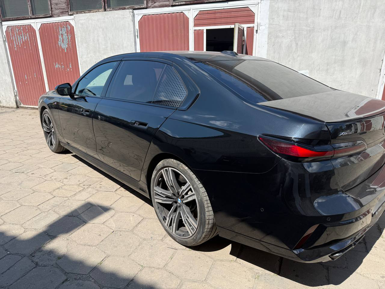 После ремонта левый бок сзади BMW 760e xDrive G70