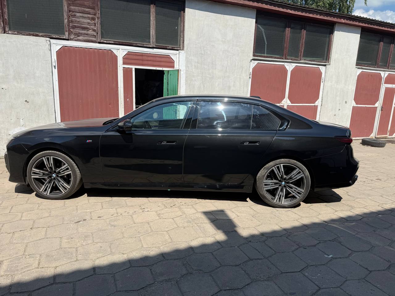 После ремонта левый бок BMW 760e xDrive G70