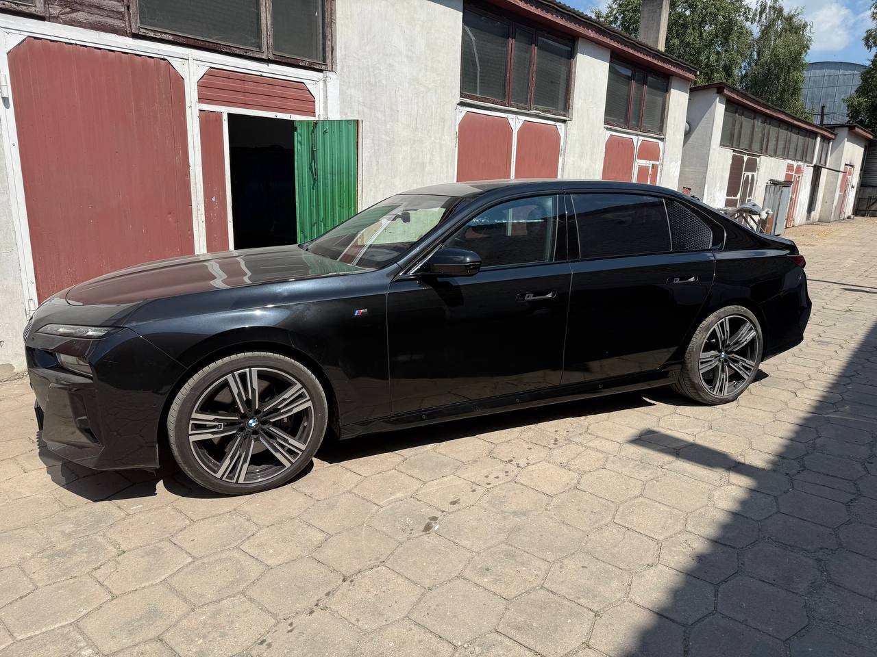 После ремонта левый бок спереди BMW 760e xDrive G70