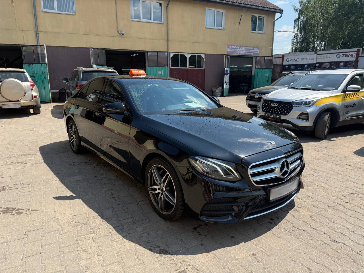 Восстановленный Mercedes E 220 4Matic 2.2 дизель 2019 года спереди