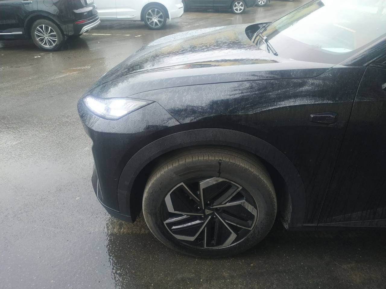 Повреждение переднего крыла Changan Deepal S07 2025 года