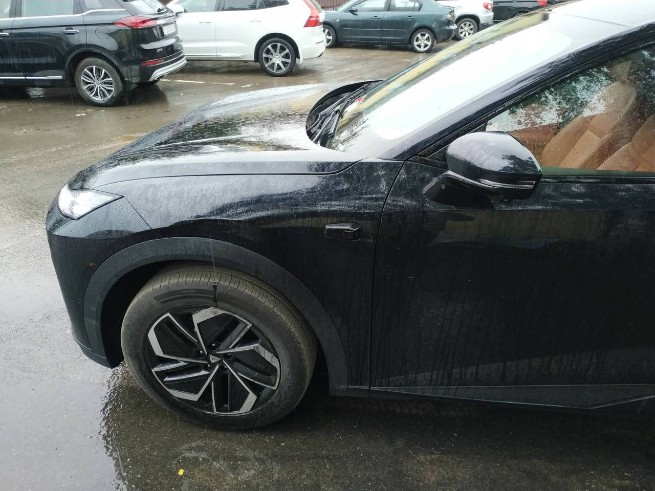 Повреждение переднего крыла и его накладки Changan Deepal S07 2025 года