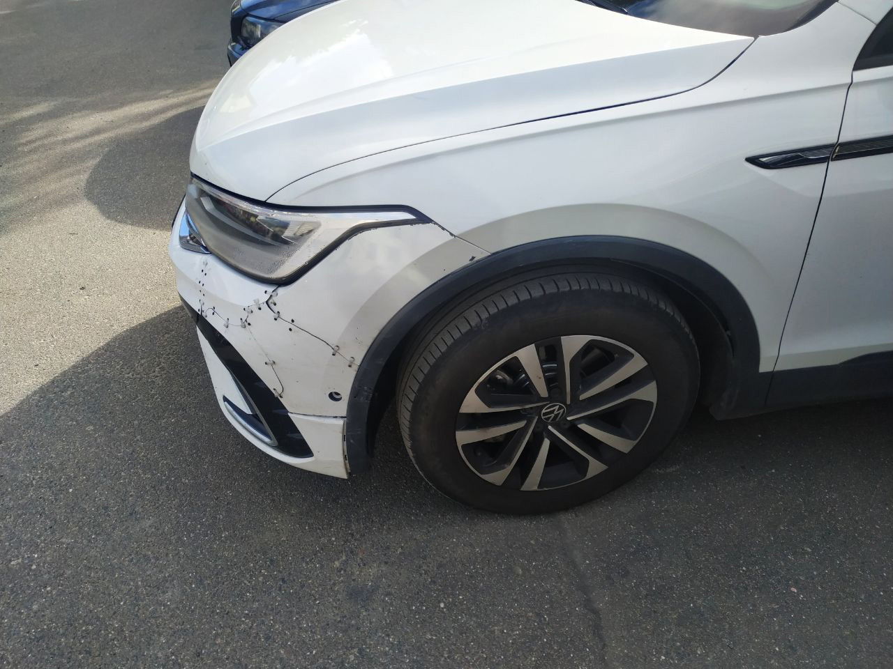 Volkswagen Tiguan R-Line 2022 - поврежденный передний бампер крупным планом