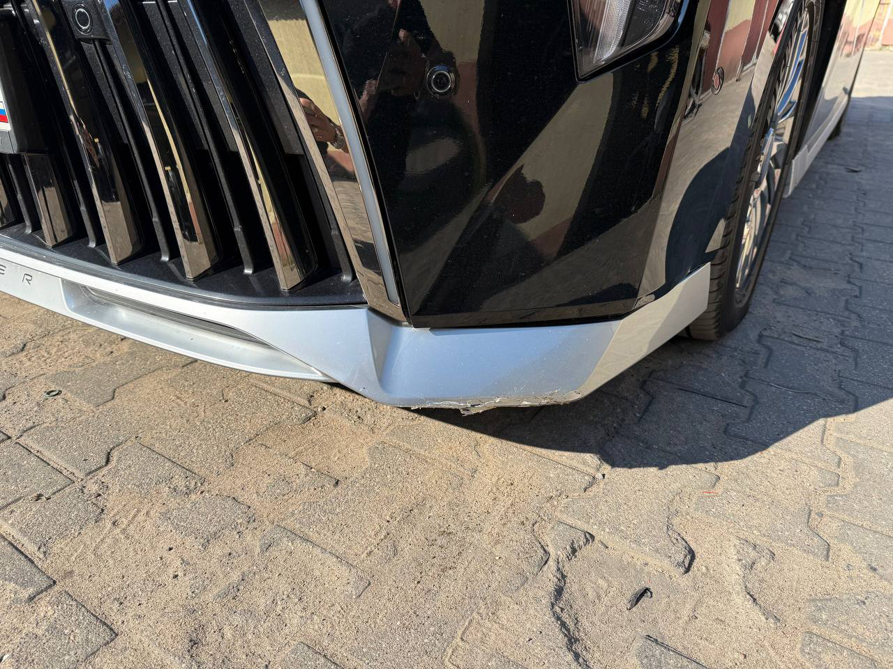 Поврежденная юбка переднего бампера GAC M8