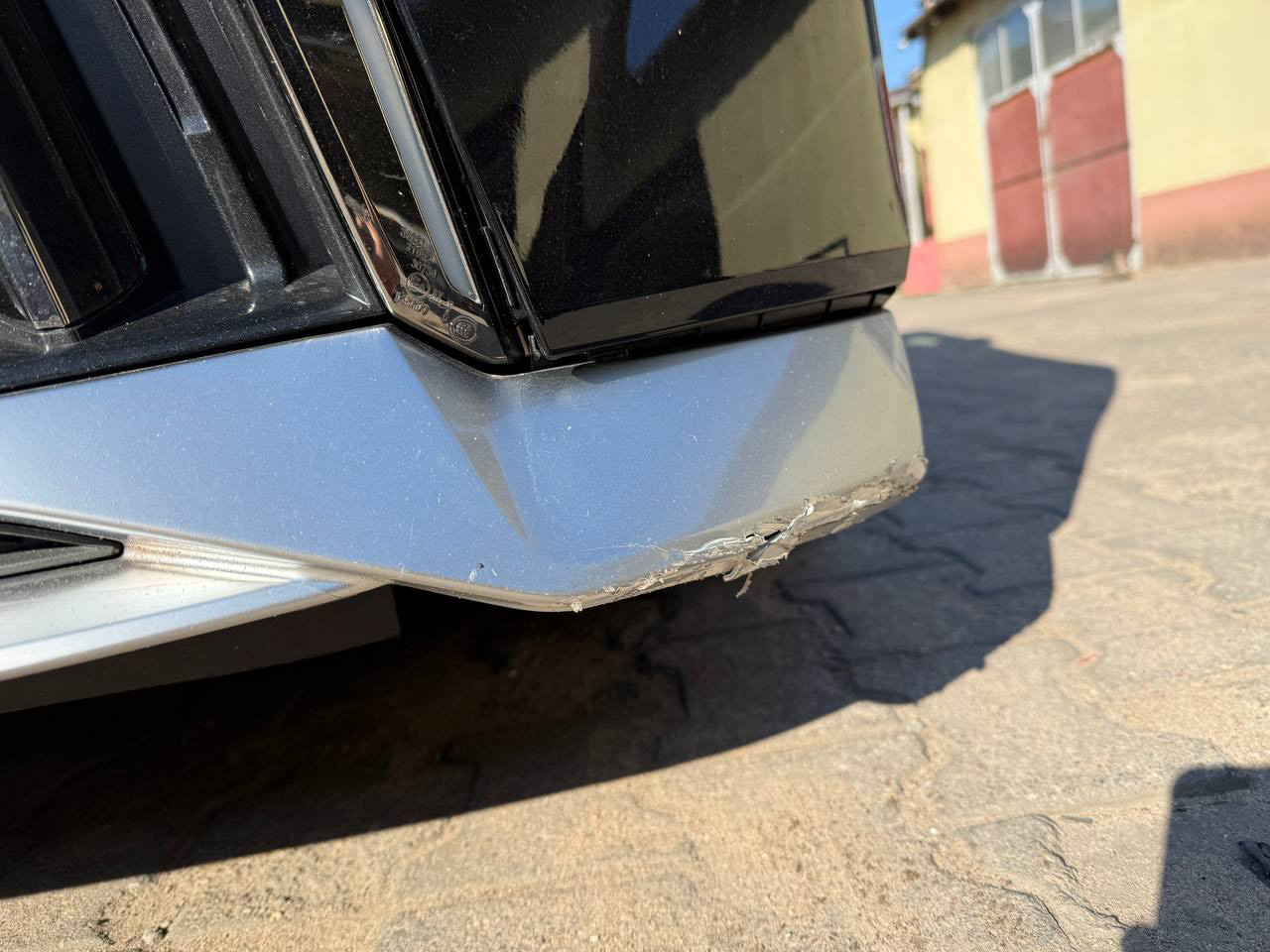 Повреждение нижней накладки переднего бампера GAC M8